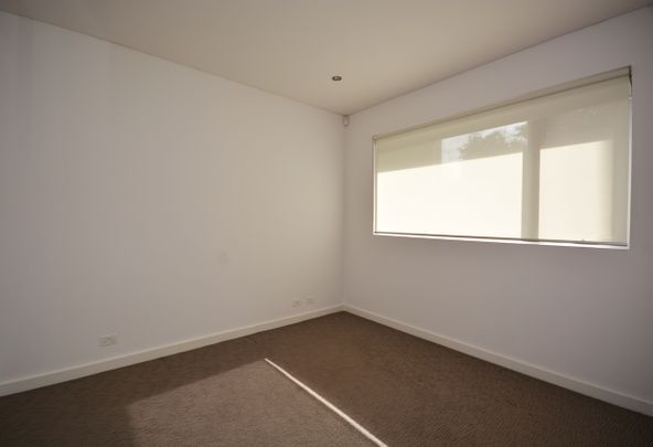 EXTRAORDINARY TOWNHOUSE LIVING NEARBY THE BEACH - Photo 1