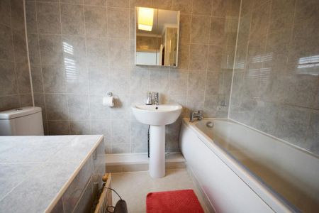 3 bedroom semi-detached house to rent - Photo 3