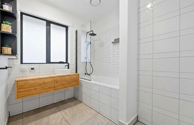 Surrey Hills - Photo 1