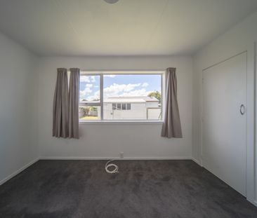 Tidy two bedroom home, close to the hospital - lawns included - Photo 6