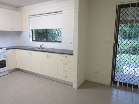 3 bedroom townhouse close to all! - Photo 2
