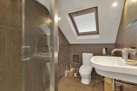 3 bedroom flat in London - Photo 4