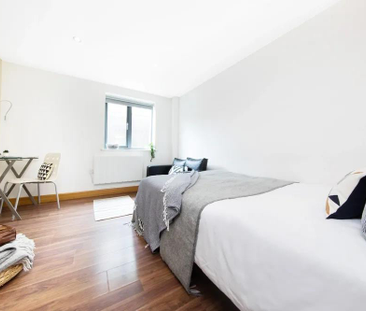 1 bedroom in a flat share to rent - Photo 5