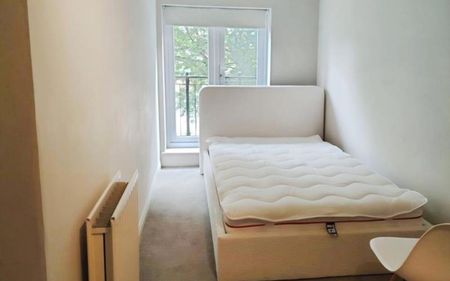 ***STUDENT PROPERTY *** A superb SIX bedroom student property which has recentyl been REFURBISHED this year. A 5 minute walk to UWE, furnished and bills included. - Photo 5