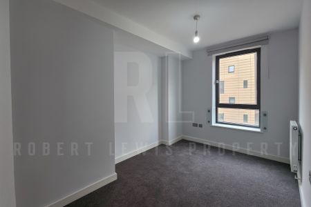 Modern Three Bedroom Modern Apartment – Foster Street, London, NW4 2FB - Photo 5