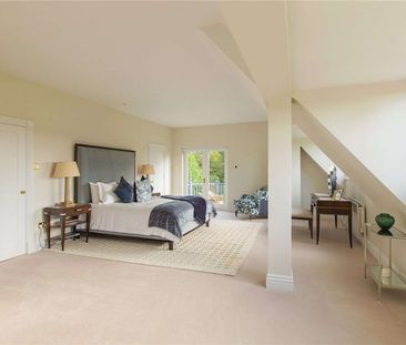 Beautiful arts and crafts house with commanding views over the Chilterns with gardens, tennis court and heated outdoor swimming pool - Photo 4