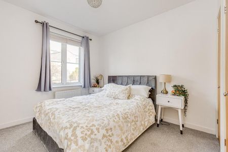 2 bedroom mews to rent - Photo 3