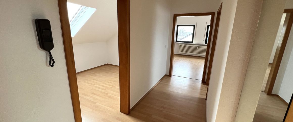 Frisch renoviert: Helle 3 Zimmer DG Wohnung in 3 Familienhaus in Jügesheim - Photo 1