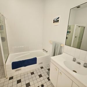 Modern One-Bedroom Apartment with Secure Parking in Vibrant Camperdown - Photo 3