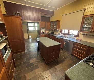 CHARMING FAMILY HOME IN PRIME LOCATION - FURNISHED PROPERTY WITH MO... - Photo 2