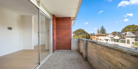 Beautifully Renovated Top Floor Apartment in the Heart of Coogee - Photo 3