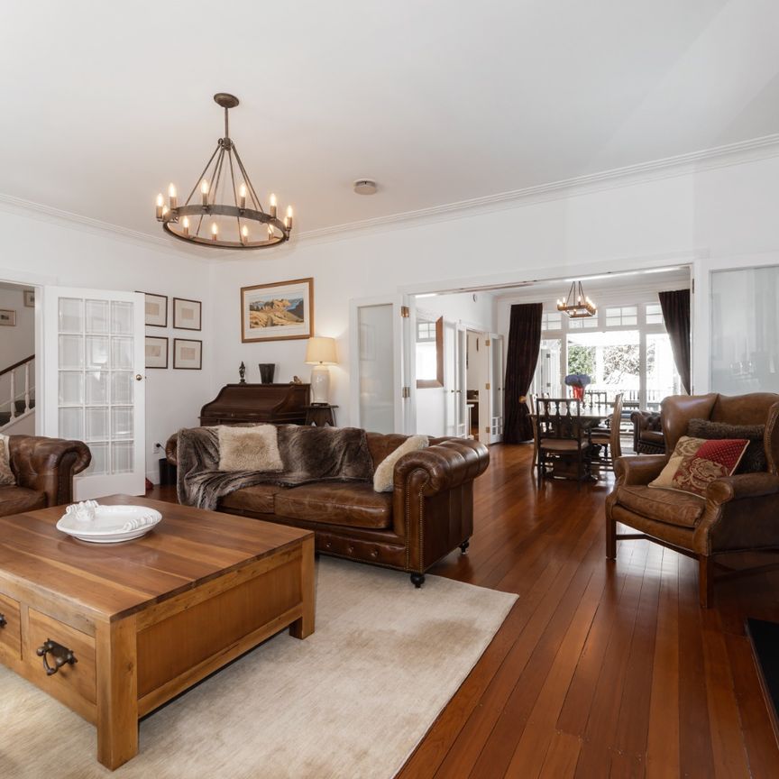 Luxurious Fully Furnished Home with Pool and Gym in Prime Epsom Location - Photo 1