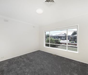 Updated Triple Fronted Brick Veneer Family Home in Convenient Location - Photo 2