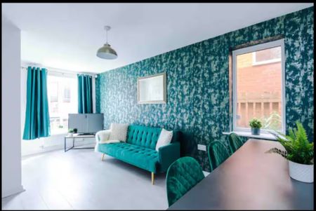 5 Bed Semi-Detached House, Kylemore Way, M11 - Photo 3