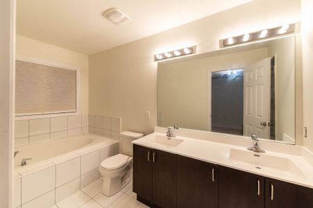 For Lease - 98 Farooq Boulevard, Vaughan, Ontario - Photo 4