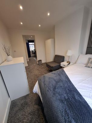 Room to let in newly refurbished HMO – Heneage Road - Photo 1