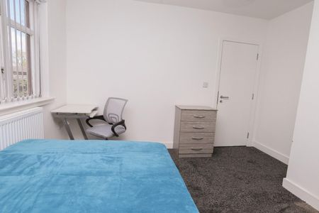 4 bedroom House To Let - Photo 4