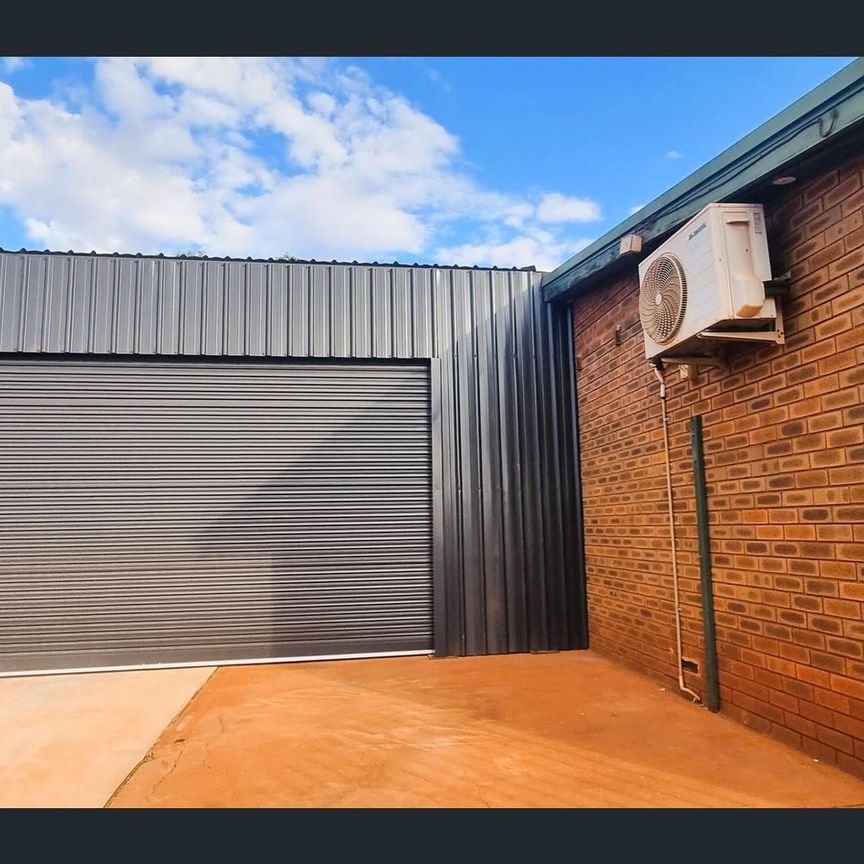 5 BEDROOMS PLUS POOL & INTERNET & POOL MAINTENANCE - Photo 1