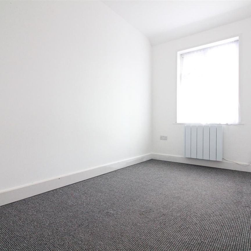 Westbury Road, Feltham - Photo 1