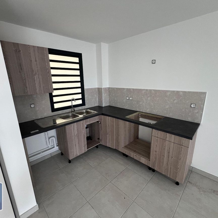 Location Appartement 3 pièces 61m² ST PIERRE 97410 - Photo 1