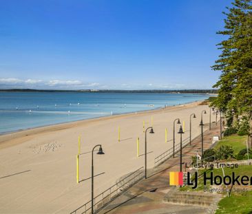 TOP-FLOOR TWO BEDROOM APARTMENT OPPOSITE THE BEACH! - Photo 2