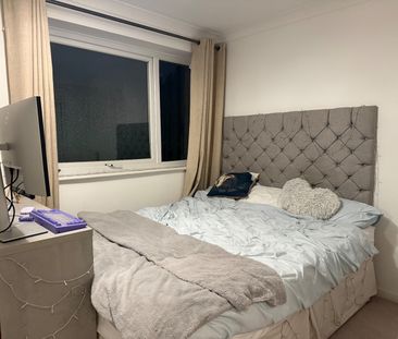 Room in a Shared House, Balmoral Close, SW15 - Photo 3