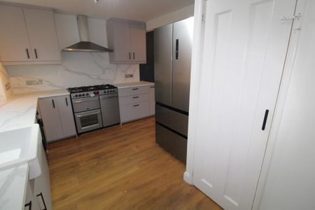 3 bedroom semi-detached house to rent - Photo 5