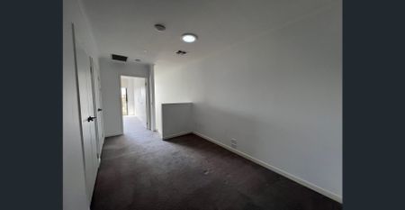 THREE BEDROOM TOWNHOUSE - Photo 5