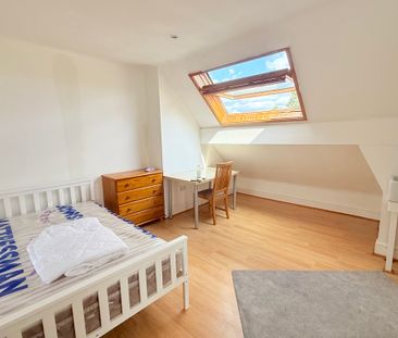 5 Bedroom Semi-Detached House - Photo 4