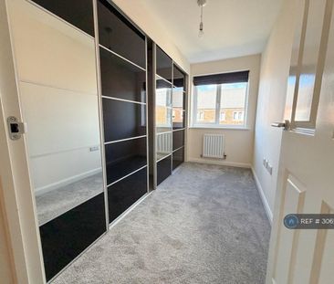 4 bedroom semi-detached house to rent - Photo 4