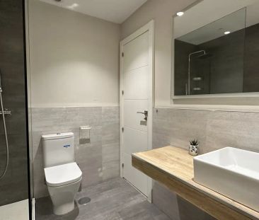Room in a shared 6-bedroom apartment for rent in Argüelles. - Photo 1