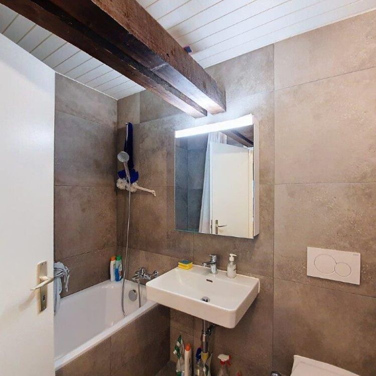 Charmant appartement entièrement rénové de 3 pièces dans les combles - Foto 1