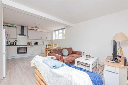 Broad Street Walk, Wokingham, RG40 - Photo 2