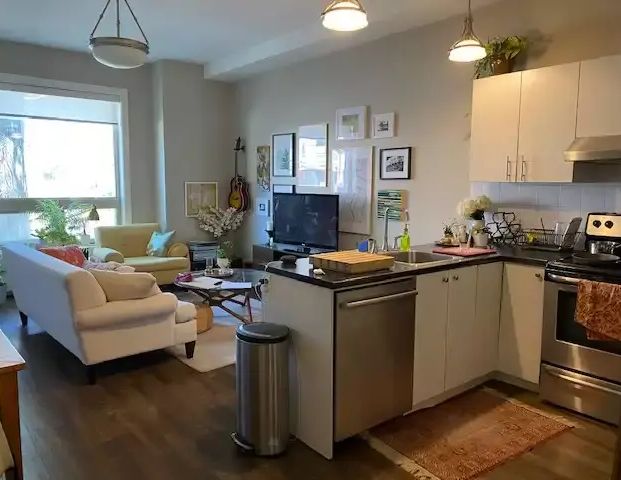 Sunny apt in a house in The Junction | 50 McMurray Avenue, Toronto - Photo 1