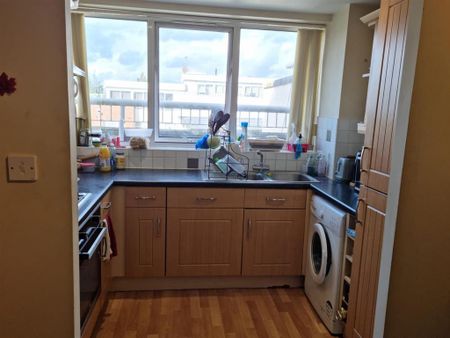 1 bedroom in a house share to rent - Photo 3