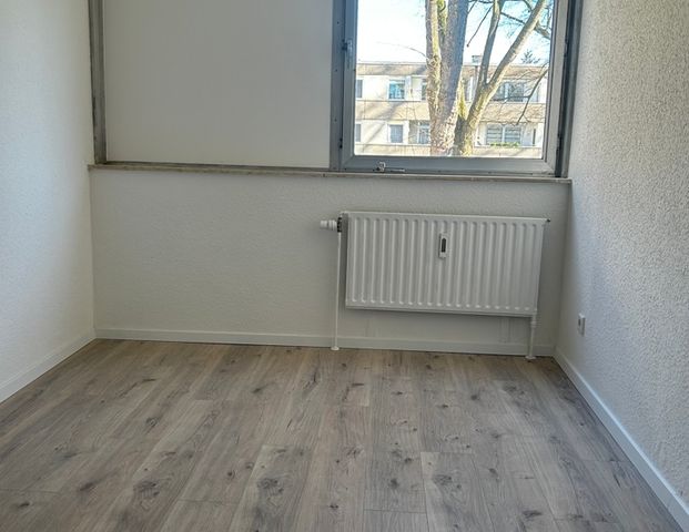 Frisch Sanierte 3 Zimmer Wohnung in guter Lage von Dortmund Scharnhorst - Foto 1