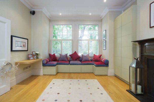 An exceptional six bedroom double fronted house in this sought after location overlooking Barnes Common. - Photo 1