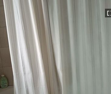Room for rent in 4-bedroom house in Rathcoole, Dublin - Photo 1