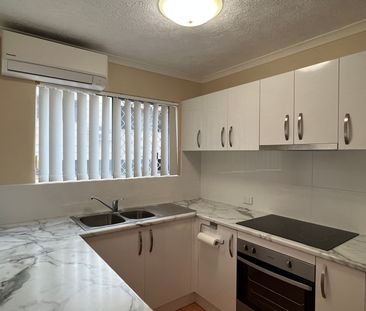 Ground Floor unit with air-con in great position! - Photo 3