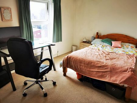 1 bedroom Flat To Let - Photo 2