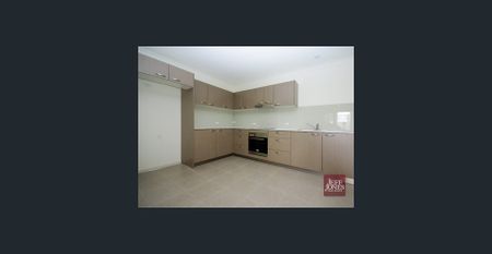 Modern Ground Floor Apartment with Large Private Courtyard - Photo 3