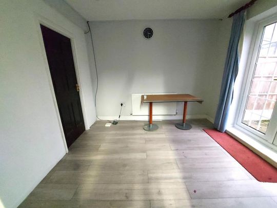 4 bedroom semi-detached house to rent - Photo 1