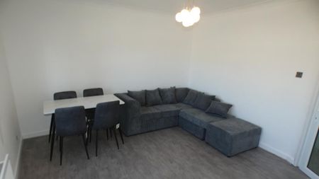 3 bedroom flat to rent - Photo 4