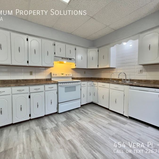 454 Vera Pl, Main Unit, Windsor - Photo 1