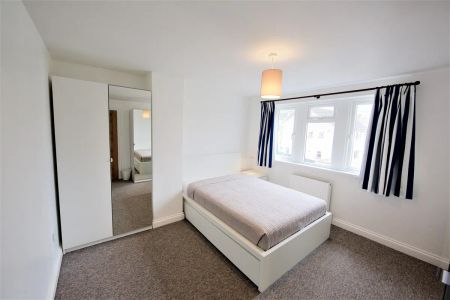 Worcester Park - Photo 3