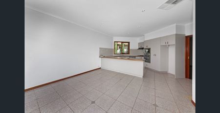 Big on Space & Walking Distance to McKinnon Secondary College! - Photo 4