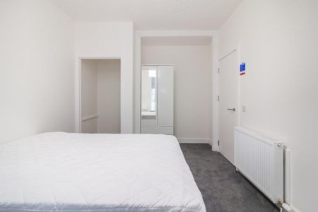 3 bedroom flat to rent - Photo 4