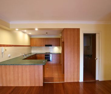 Spacious & Stylish Three-Storey Townhouse in Prime Location. - Photo 4