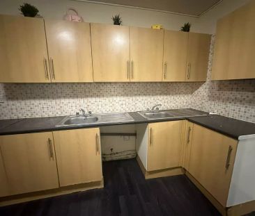 6 Bedroom 2 Bathroom Apartment - Photo 4