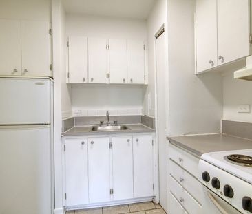 1975 Maisonneuve Blvd West, Montréal, QC - Photo 3